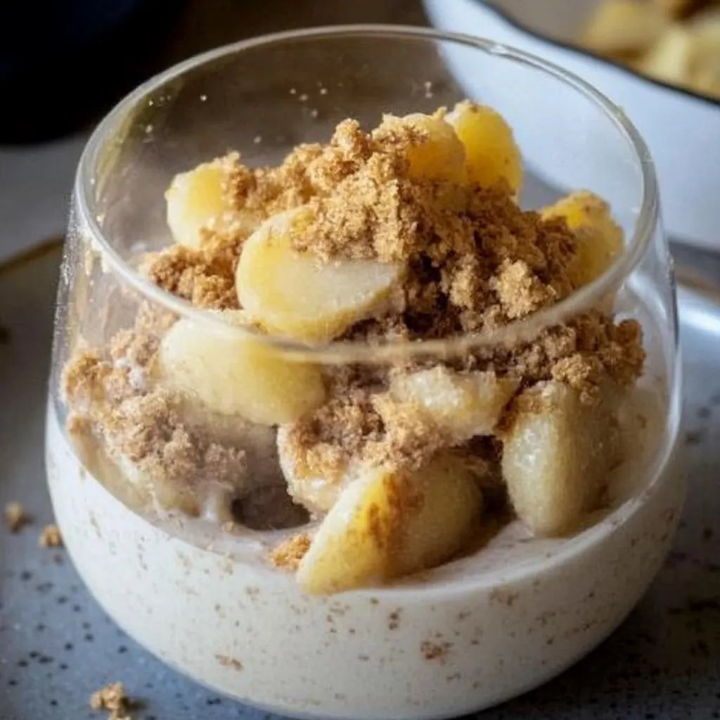 Bratapfel Crumble auf Zimtcreme